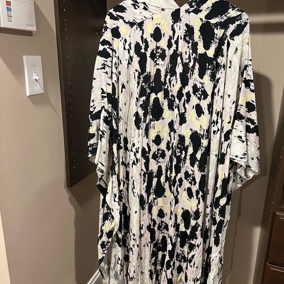 Women’s LIRA Pool/Beach Robe/ Cover Up - Picture 3 of 5